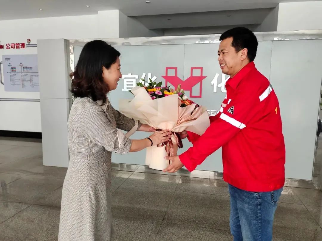 宜昌市總工會(huì)黨組成員、副主席李敏一行到化機(jī)公司慰問(wèn)市勞動(dòng)模范左霄